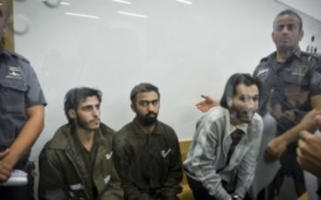 Khalid Muhamra, à gauche, Younis Ayash Musa Zayn, au centre, et Muhammad Muhamra, à droite, derrière une fenêtre pendant leur inculpation à la cour du district de Tel Aviv, le 4 juillet 2016. Ils sont accusés de meurtre en lien avec l'attentat terroriste du 8 juin 2016 au marché Sarona de Tel Aviv, dans lequel 4 Israéliens ont été tués. (Crédit : Flash90) Khalid Muhamra, à gauche, Younis Ayash Musa Zayn, au centre, et Muhammad Muhamra, à droite, derrière une fenêtre pendant leur inculpation à la cour du district de Tel Aviv, le 4 juillet 2016. Ils sont accusés de meurtre en lien avec l'attentat terroriste du 8 juin 2016 au marché Sarona de Tel Aviv, dans lequel 4 Israéliens ont été tués. (Crédit : Flash90)