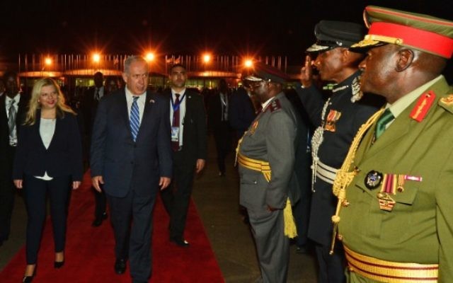 Le Premier ministre Benjamin Netanyahu et son épouse Sara pendant une visite à Entebbe, en Ouganda, le 4 juillet 2016. (Crédit : Kobi Gideon/GPO) Le Premier ministre Benjamin Netanyahu et son épouse Sara pendant une visite à Entebbe, en Ouganda, le 4 juillet 2016. (Crédit : Kobi Gideon/GPO)