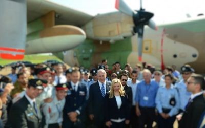 Le Premier ministre Benjamin Netanyahu et son épouse Sara entourés de pilotes et officiers de l'armée israélienne (visages floutés), à Entebbe, en Ouganda, le 4 juillet 2016. (Crédit : Kobi Gideon/GPO)