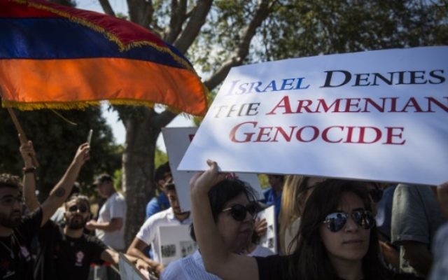 La communauté arménienne de Jérusalem manifeste devant la Knesset après le récent accord diplomatique entre le gouvernement israélien et la Turquie, pour demander que l'Etat d'Israël reconnaisse le génocide arménien, le 5 juillet 2016. (Crédit : Hadas Parush/Flash90) La communauté arménienne de Jérusalem manifeste devant la Knesset après le récent accord diplomatique entre le gouvernement israélien et la Turquie, pour demander que l'Etat d'Israël reconnaisse le génocide arménien, le 5 juillet 2016. (Crédit : Hadas Parush/Flash90)