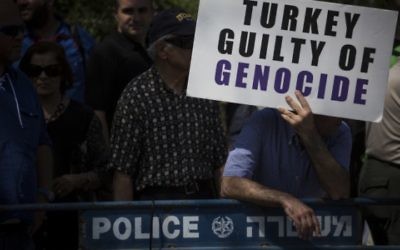 La communauté arménienne de Jérusalem manifeste devant la Knesset suite au récent accord diplomatique entre le gouvernement israélien et la Turquie, pour demander que l'Etat d'Israël reconnaisse le génocide arménien, le 5 juillet 2016. (Crédit : Hadas Parush/Flash90)