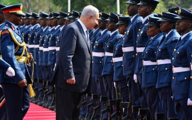 Le Premier ministre Benjamin Netanyahu inspecte une garde d'honneur à Nairobi, au Kenya, le 5 juillet 2016. (Crédit : Kobi Gideon/GPO) Le Premier ministre Benjamin Netanyahu inspecte une garde d'honneur à Nairobi, au Kenya, le 5 juillet 2016. (Crédit : Kobi Gideon/GPO)
