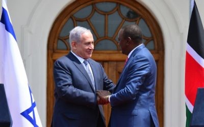 Le Premier ministre Benjamin Netanyahu et le président du Kenya, Uhuru Kenyatta, à Nairobi, le 5 juillet 2016. (Crédit : GPO/Kobi Gideon)
