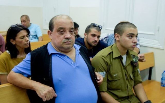 Elor Azaria, soldat israélien jugé pour homicide, et son père Charlie, devant la Cour militaire de Jaffa, le 6 juillet 2016. (Crédit : Flash90) Elor Azaria, soldat israélien jugé pour homicide, et son père Charlie, devant la Cour militaire de Jaffa, le 6 juillet 2016. (Crédit : Flash90)