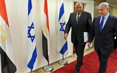 Le Premier ministre Benjamin Netanyahu et le ministre égyptien des Affaires étrangères Sameh Choukri dans les bureaux du Premier ministre à Jérusalem, le 10 juillet 2016. (Crédit : Haim Zach/GPO) Le Premier ministre Benjamin Netanyahu et le ministre égyptien des Affaires étrangères Sameh Choukri dans les bureaux du Premier ministre à Jérusalem, le 10 juillet 2016. (Crédit : Haim Zach/GPO)