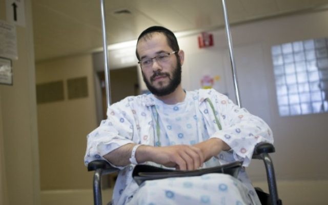 Eitan Finkel s'adresse aux médias depuis le centre médical Shaare Zedek de Jérusalem, le 10 juillet 2016. (Crédit : Yonatan Sindel/Flash90) Eitan Finkel s'adresse aux médias depuis le centre médical Shaare Zedek de Jérusalem, le 10 juillet 2016. (Crédit : Yonatan Sindel/Flash90)