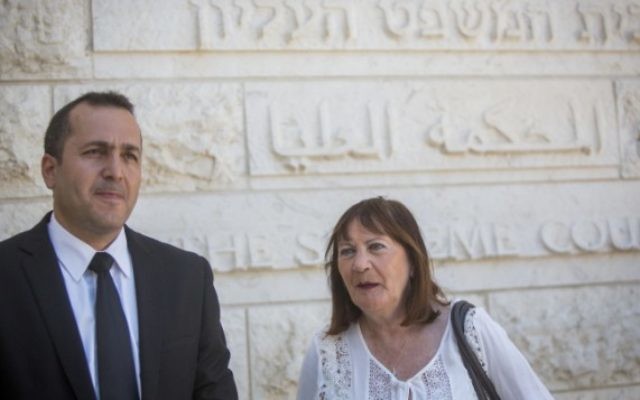 Zehava Shaul, mère du soldat israélien tombé au combat Oron Shaul, avec son avocat devant la Cour suprême de Jérusalem, le 10 juillet 2016. (Crédit : Yonatan Sindel/Flash90) Zehava Shaul, mère du soldat israélien tombé au combat Oron Shaul, avec son avocat devant la Cour suprême de Jérusalem, le 10 juillet 2016. (Crédit : Yonatan Sindel/Flash90)