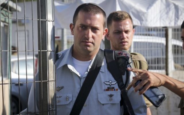 Le lieutenant colonel David Shapira, commandant du bataillon Shimshon, arrive à la Cour militaire de Jaffa pour témoigner dans l'affaire Azaria, le 12 juillet 2016. (Crédit : Flash90) Le lieutenant colonel David Shapira, commandant du bataillon Shimshon, arrive à la Cour militaire de Jaffa pour témoigner dans l'affaire Azaria, le 12 juillet 2016. (Crédit : Flash90)