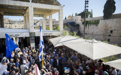 Des centaines de personnes arrivent au mont du Temple pour la cérémonie en mémoire de Hallel Yaffa Ariel, dans la vieille ville de Jérusalem, le 12 juillet 2016 (Crédit : Yonatan Sindel/Flash90)