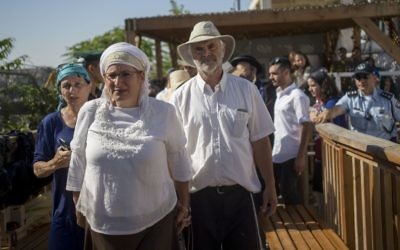 Les parents de Hallel Yaffa Ariel et des centaines de personnes arrivent au mont du Temple dans la Vieille Ville de Jérusalem, le 12 juillet 2016 (Crédit : Yonatan Sindel / Flash90)
