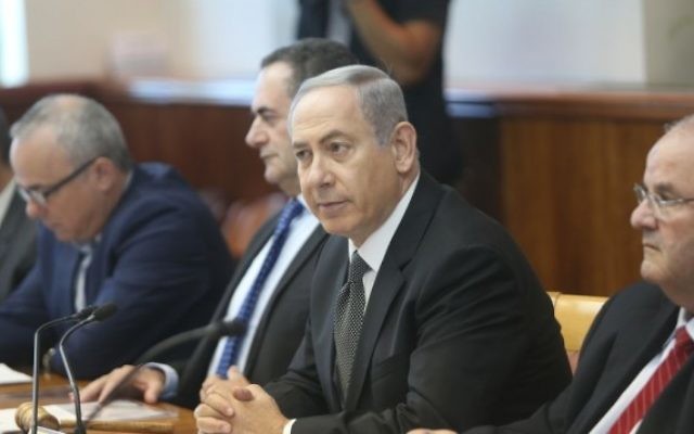 Le Premier ministre Benjamin Netanyahu mène la réunion hebdomadaire du cabinet, à Jérusalem, le 17 juillet 2016. (Crédit : Alex Kolomoisky/Pool) Le Premier ministre Benjamin Netanyahu mène la réunion hebdomadaire du cabinet, à Jérusalem, le 17 juillet 2016. (Crédit : Alex Kolomoisky/Pool)