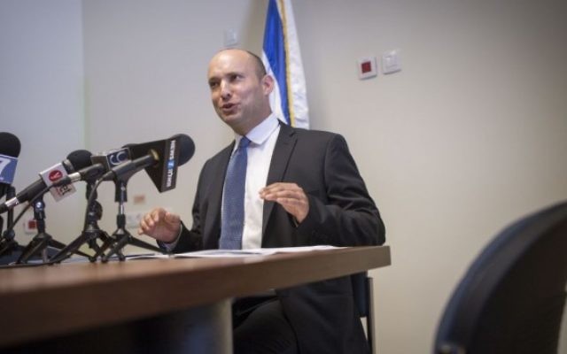 Naftali Bennett, ministre de l'Education et président du parti HaBayit HaYehudi, pendant une conférence de presse, le 18 juillet 2016. (Crédit : Miriam Alster/Flash90) Naftali Bennett, ministre de l'Education et président du parti HaBayit HaYehudi, pendant une conférence de presse, le 18 juillet 2016. (Crédit : Miriam Alster/Flash90)