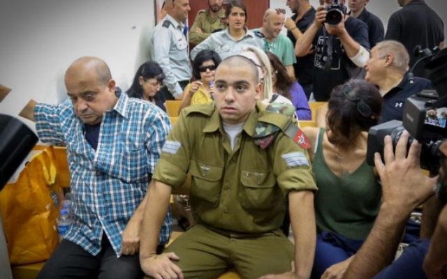 Elor Azaria, au centre, un soldat israélien qui a tué un terroriste palestinien à Hébron, pendant une audience à la Cour militaire de Jaffa, le 26 juillet 2016. (Crédit : Flash90) Elor Azaria, au centre, un soldat israélien qui a tué un terroriste palestinien à Hébron, pendant une audience à la Cour militaire de Jaffa, le 26 juillet 2016. (Crédit : Flash90)