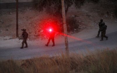 Patrouille des forces israéliennes près de la maison où le terroriste du Hamas Muhammad al-Fakih, qui a assassiné le rabbin Miki Mark pendant une attaque terroriste le 1er juillet, a été tué par l'armée israélienne le 27 juillet 2016. (Crédit : Wisam Hashlamoun/Flash90)