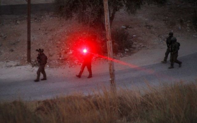 Patrouille des forces israéliennes près de la maison où le terroriste du Hamas Muhammad al-Fakih, qui a assassiné le rabbin Miki Mark pendant une attaque terroriste le 1er juillet, a été tué par l'armée israélienne le 27 juillet 2016. (Crédit : Wisam Hashlamoun/Flash90)