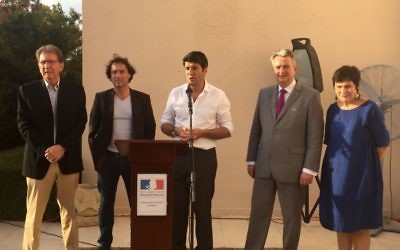De g. à dr. : le député (LR) Guy Teissier, le député (Verts) Christophe Cavard, l'ambassadeur de France en Israël Patrick Maisonnave, le député (PS) Pascal Popelin et la députée (PS) Marie-Arlette Carlotti, à la résidence de l'ambassadeur à Jaffa, le 4 juillet 2016. (Crédits : Héloïse Fayet / Times of Israel)