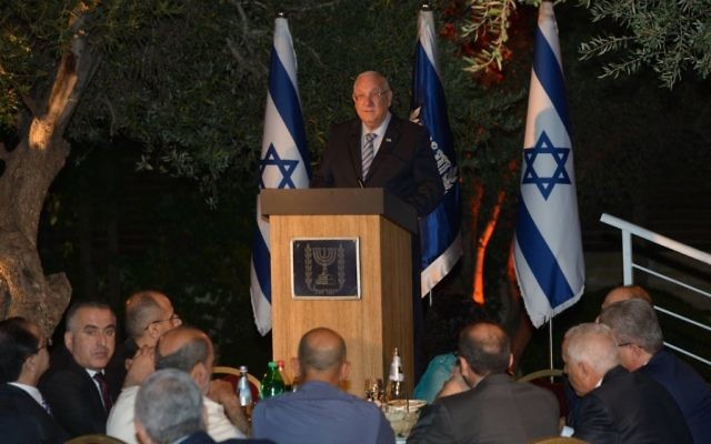 Le président Reuven Rivlin préside un iftar, repas pour rompre le jeûne du Ramadan, le dimanche 3 juillet 2016. (Crédits : Amos Ben Gershom / GPO)