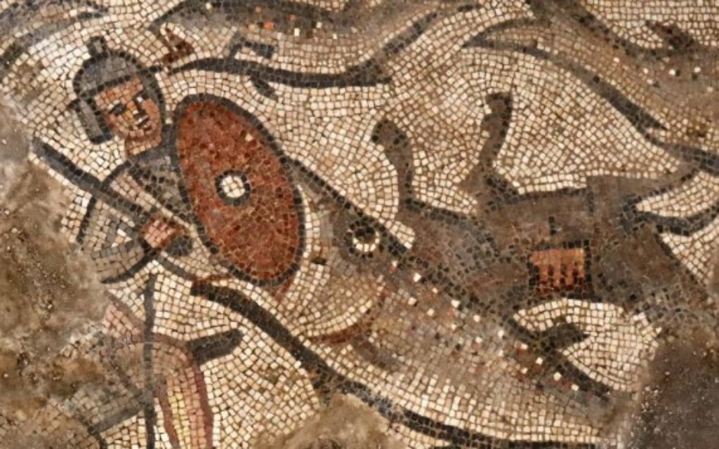 Un poisson avale un soldat égyptien sur une mosaïque montrant la scission de la mer Rouge au cours de l'Exode, dans la synagogue du 5e siècle de Huqoq, au nord d'Israël (Crédit : Jim Haberman/University of North Carolina Chapel Hill)