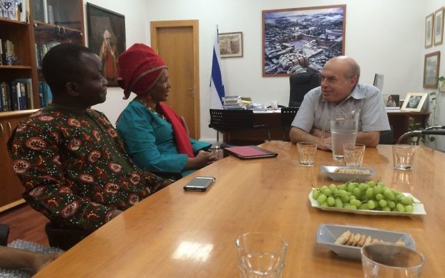 Natan Sharansky, président de l'Agence juive (à droite), a rencontré le pasteur sud-africain Linda Gobodo (au centre) et le pasteur nigérian Olusegun Olanipekun dans son bureau de Jérusalem, le 27 juillet 2016. (Crédit : Avi Mayer/Agence juive pour Israël) Natan Sharansky, président de l'Agence juive (à droite), a rencontré le pasteur sud-africain Linda Gobodo (au centre) et le pasteur nigérian Olusegun Olanipekun dans son bureau de Jérusalem, le 27 juillet 2016. (Crédit : Avi Mayer/Agence juive pour Israël)