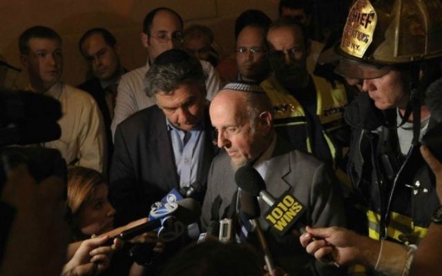 Le rabbin Haskel Lookstein devant sa synagogue à Kehilath Jeshurun endommagée par un incendie, le 11 juillet 2011 (Crédit : Michael Loccisano/Getty Images/via JTA)