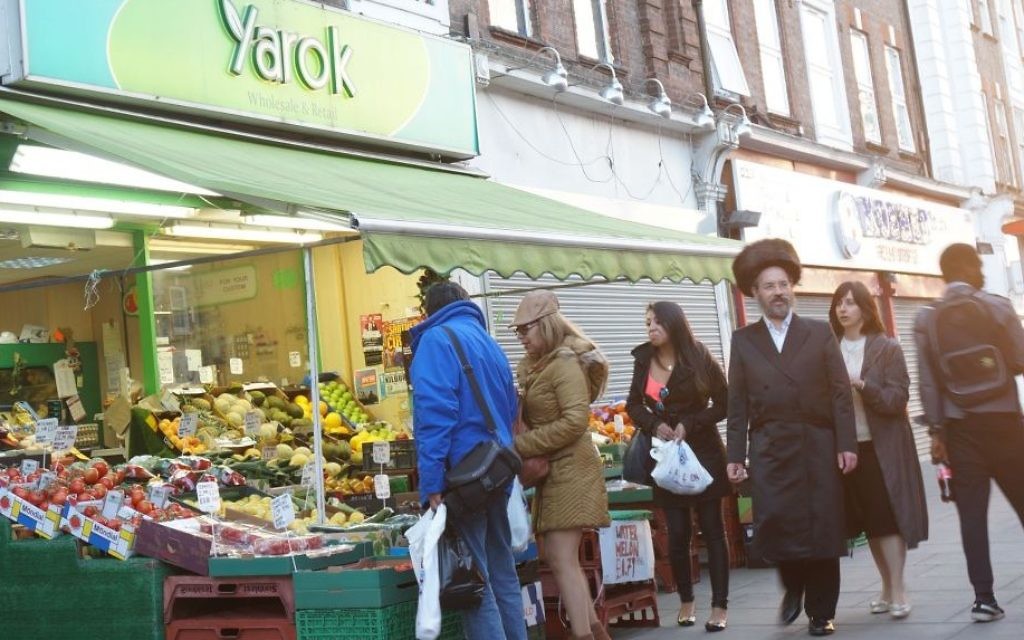 Des acheteurs dans un marché du quartier juif londonien de Golders Green, le 19 juin 2015. (Crédits : Cnaan Liphshiz / JTA)