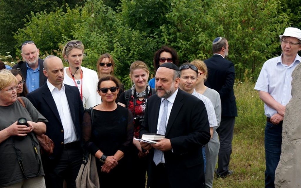 Michael Schudrich, grand rabbin de Pologne, récite une prière pour les victimes du massacre de Jedwabne au cimetière juif de la ville, le 10 juillet 2016. (Crédit : JTA/Cnaan Liphshiz) Michael Schudrich, grand rabbin de Pologne, récite une prière pour les victimes du massacre de Jedwabne au cimetière juif de la ville, le 10 juillet 2016. (Crédit : JTA/Cnaan Liphshiz)