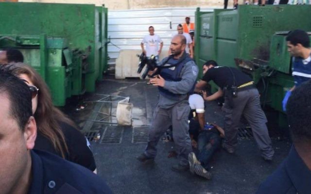 Les forces de sécurité israéliennes sur la zone de l'attaque au couteau à Netanya, le 30 juin 2016. (Crédit : United Hatzalah)