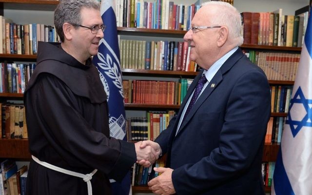 Le président Reuven Rivlin (à droite) avec le père Francesco Patton, nouveau custode de Terre Sainte, à Jérusalem, le 26 juillet 2016. (Crédit : GPO/Mark Neiman) Le président Reuven Rivlin (à droite) avec le père Francesco Patton, nouveau custode de Terre Sainte, à Jérusalem, le 26 juillet 2016. (Crédit : GPO/Mark Neiman)