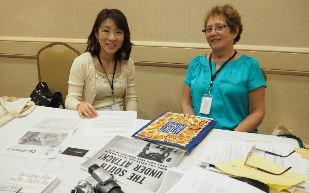 Miyuki Kita avec Lynn Goldsmith-Goldberg, l'auteur du journal, lors de la 50e réunion de SCLC-SCOPE à Atlanta, en octobre 2015 (Crédit : autorisation)