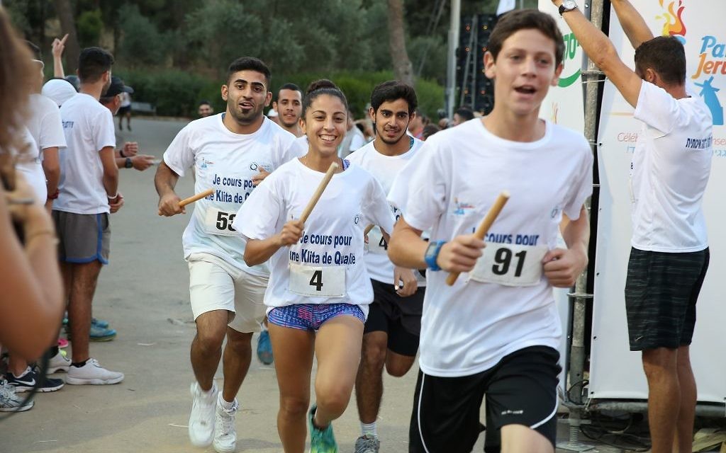 Des jeunes Olim participent aux différentes courses lors de l'Olimpiada de Jérusalem au Gan Sacher, le 30 juin 2016. (Crédits : autorisation)
