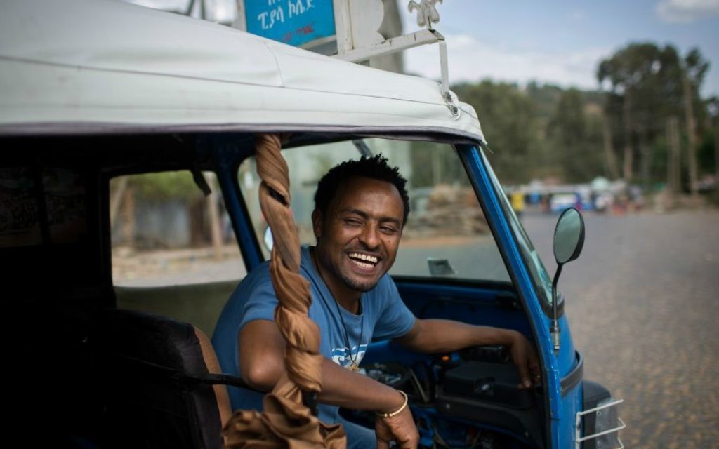 Samuel Araya, 32 ans, avec sa moto-taxi à Gondar. N’ayant découvert que récemment son judaïsme, il a peur que les gens pensent qu’il essaie de profiter de l’alyah vers Israël, et il a du mal à trouver une preuve du judaïsme de sa mère. (Crédits : Miriam Alster / Flash 90)