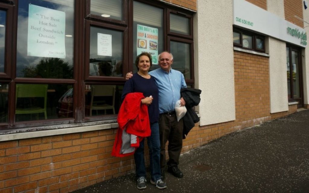 Howard et Claire Singerman devant Mark's Deli, un restaurant juif à Glasgow, le 4 juillet 2016 (Crédit : Cnaan Liphshiz/via JTA) Howard et Claire Singerman devant Mark's Deli, un restaurant juif à Glasgow, le 4 juillet 2016 (Crédit : Cnaan Liphshiz/via JTA)