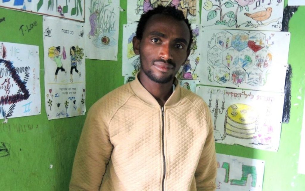 Tigabu Worku, 27 ans, dans la salle de réunion du groupe des jeunes de la synagogue d’Addis Abeba, le 6 mai 2016. (Crédits : Melanie Lidman / Times of Israel)