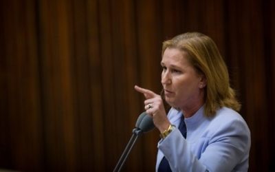 La députée de l'Union sioniste Tzipi Livni pose une question au Premier ministre Benjamin Netanyahu pendant l'heure des questions parlementaires, le 18 juillet 2016. (Crédit : Hadas Parush/Flash90)