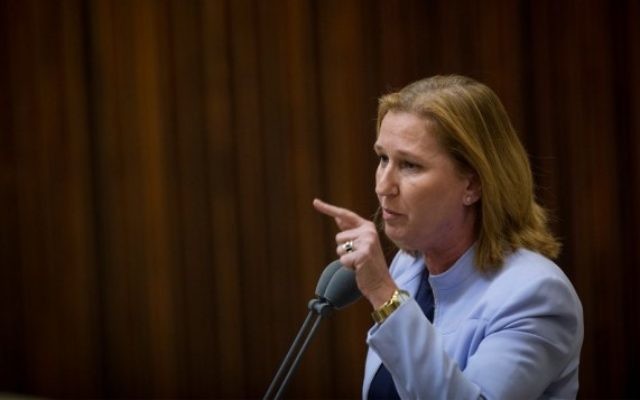 La députée de l'Union sioniste Tzipi Livni pose une question au Premier ministre Benjamin Netanyahu pendant l'heure des questions parlementaires, le 18 juillet 2016. (Crédit : Hadas Parush/Flash90)