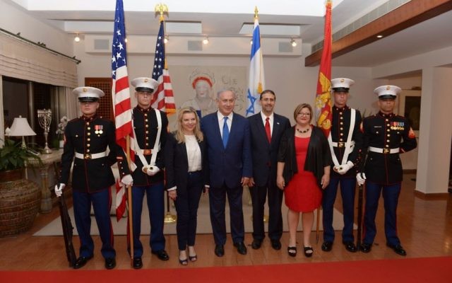 Le Premier ministre Netanyahu, son épouse Sara, l'ambassadeur des Etats-Unis en Israël Dan Shapiro et son épouse Julie Fisher, pendant une cérémonie célébrant l'Indépendance des Etats-Unis, le 30 juin 2016. (Crédit : GPO/Amos Ben Gershom) Le Premier ministre Netanyahu, son épouse Sara, l'ambassadeur des Etats-Unis en Israël Dan Shapiro et son épouse Julie Fisher, pendant une cérémonie célébrant l'Indépendance des Etats-Unis, le 30 juin 2016. (Crédit : GPO/Amos Ben Gershom)