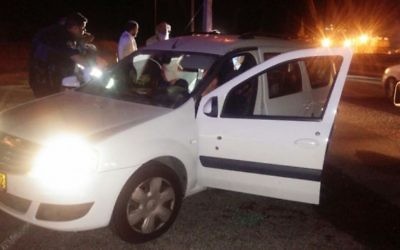 Un véhicule israélien pris pour cible près de l'implantation de Tekoa, en Cisjordanie, le 9 juillet 2016. (Crédit : porte-parole du Gush Etzion)