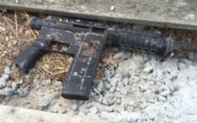 Morceau d'un fusil d'assaut M-16 trouvé pendant un raid des forces de sécurité israéliennes à Urif, près de Naplouse, dans le cadre d'une répression des armes illégales en Cisjordanie, le 10 juillet 2016. (Crédit : Shin Bet) Morceau d'un fusil d'assaut M-16 trouvé pendant un raid des forces de sécurité israéliennes à Urif, près de Naplouse, dans le cadre d'une répression des armes illégales en Cisjordanie, le 10 juillet 2016. (Crédit : Shin Bet)