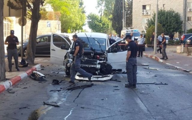 La police inspecte une voiture endommagée par une explosion, rue Mapu, dans le centre de Jérusalem, le 27 juillet 2016. (Crédit : police israélienne) La police inspecte une voiture endommagée par une explosion, rue Mapu, dans le centre de Jérusalem, le 27 juillet 2016. (Crédit : police israélienne)