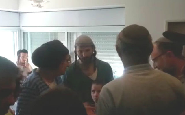 Rina Ariel, la mère de l'ado poignardée à mort Hallel Ariel, a rendu visite le 7 juillet 2016 à la famille du rabbin Miki Mark, qui a été tué lors d'un attentat terroriste, un jour après la jeune fille (Crédit : capture d'écran la Dixième chaîne) Rina Ariel, la mère de l'ado poignardée à mort Hallel Ariel, a rendu visite le 7 juillet 2016 à la famille du rabbin Miki Mark, qui a été tué lors d'un attentat terroriste, un jour après la jeune fille (Crédit : capture d'écran la Dixième chaîne)