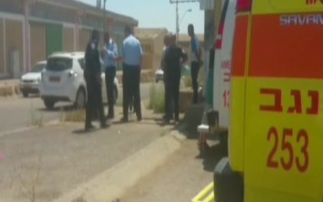 La voiture dans laquelle un enfant de 8 mois est mort après avoir été oubliée dans le véhicule à Arad (Crédit : capture d'écran Deuxième chaîne/MDA) La voiture dans laquelle un enfant de 8 mois est mort après avoir été oubliée dans le véhicule à Arad (Crédit : capture d'écran Deuxième chaîne/MDA)