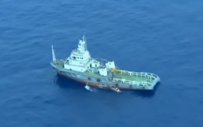 Capture d'écran d'une vidéo postée le 21 mai 2016 par le porte-parole des Forces armées égyptiennes montrant un bateau égyptien récupérant les débris de l'épave du vol EgyptAir 804 (Crédit : capture d'écran YouTube)