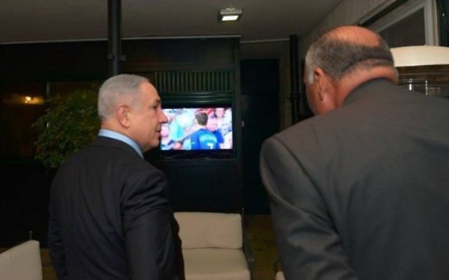 Le Premier ministre Benjamin Netanyahu et son invité, le ministre égyptien des Affaires étrangères Sameh Choukri, regardent la finale de l'Euro de football 2016 entre la France et le Portugal dans la résidence du Premier ministre à Jérusalem, le 10 juillet 2016. (Crédit : Haim Zach/GPO) Le Premier ministre Benjamin Netanyahu et son invité, le ministre égyptien des Affaires étrangères Sameh Choukri, regardent la finale de l'Euro de football 2016 entre la France et le Portugal dans la résidence du Premier ministre à Jérusalem, le 10 juillet 2016. (Crédit : Haim Zach/GPO)