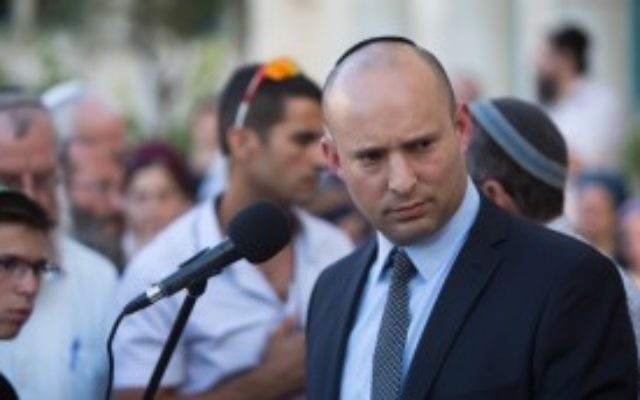 Le ministre de l'Education Naftali Bennett prononce un éloge funèbre lors des funérailles de Hallel Yaffa Ariel dans l'implantation de Kiryat Arba, en Cisjordanie, le 30 juin 2016. (Crédit : Yonatan Sindel/Flash90) Le ministre de l'Education Naftali Bennett prononce un éloge funèbre lors des funérailles de Hallel Yaffa Ariel dans l'implantation de Kiryat Arba, en Cisjordanie, le 30 juin 2016. (Crédit : Yonatan Sindel/Flash90)