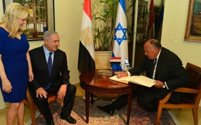 Le Premier ministre Benjamin Netanyahu et sa femme Sara accueillent le ministre des Affaires étrangères égyptien Sameh Choukry dans leur résidence officielle à Jérusalem, le 10 juillet 2016 (Crédit : Kobi Gideon/GPO)