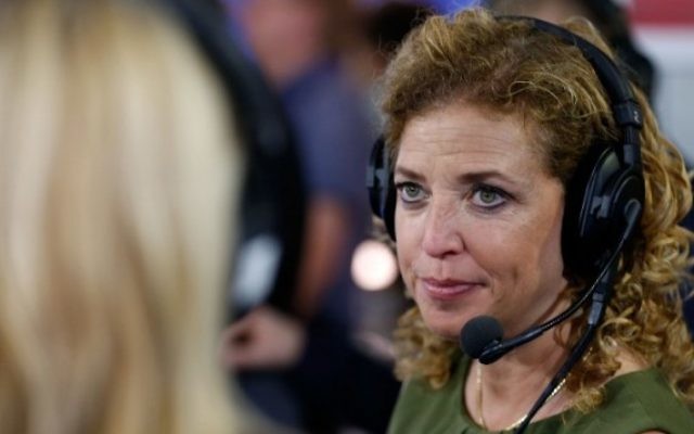 Debbie Wasserman Schultz, présidente du Democratic National Committee, explique pourquoi elle croit qu'Hillary Clinton est la meilleur candidate à la présidence, lors d'une interview au Quicken Loans Arena le 20 juillet 2016 à Cleveland (Photo: Kirk Irwin/Getty Images for SiriusXM/AFP) Debbie Wasserman Schultz, présidente du Democratic National Committee, explique pourquoi elle croit qu'Hillary Clinton est la meilleur candidate à la présidence, lors d'une interview au Quicken Loans Arena le 20 juillet 2016 à Cleveland (Photo: Kirk Irwin/Getty Images for SiriusXM/AFP)