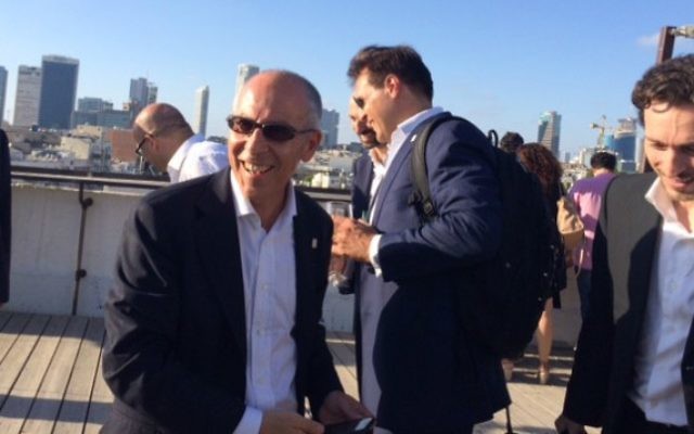 Francesco Starace, PDG d'Enel, sur un toit de Tel Aviv avec son équipe, le 11 juillet 2016. (Crédit : Shoshanna Solomon/Times of Israel) Francesco Starace, PDG d'Enel, sur un toit de Tel Aviv avec son équipe, le 11 juillet 2016. (Crédit : Shoshanna Solomon/Times of Israel)
