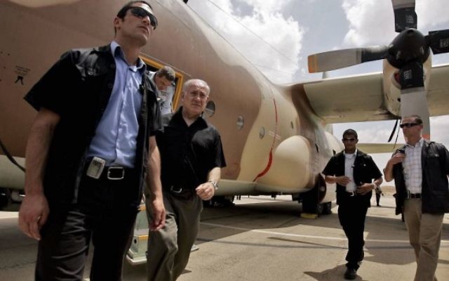 Le Premier Benjamin Netanyahu sort d'un Hercules C-130, utilisé pour le raid de l'opération de sauvetage d'otages à l'aéroport Entebbe en Ouganda en 1976, pendant une visite à la base aérienne Hatzerim, près de Beer Sheva, en 2009. (Crédit : Edi Israel/Flash90) Le Premier Benjamin Netanyahu sort d'un Hercules C-130, utilisé pour le raid de l'opération de sauvetage d'otages à l'aéroport Entebbe en Ouganda en 1976, pendant une visite à la base aérienne Hatzerim, près de Beer Sheva, en 2009. (Crédit : Edi Israel/Flash90)