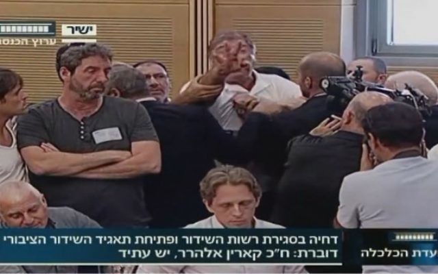 L'employé d'IBA, Rafi Issachar, interrompt une audience de la Knesset sur le retard de la création d'une nouvelle autorité de radiodiffusion publique (Crédit : capture d'écran de la chaîne de la Knesset)