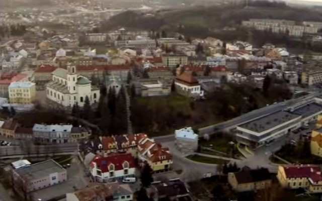 La ville de Gorlice, en Pologne. (Crédit : capture d'écran YouTube) La ville de Gorlice, en Pologne. (Crédit : capture d'écran YouTube)